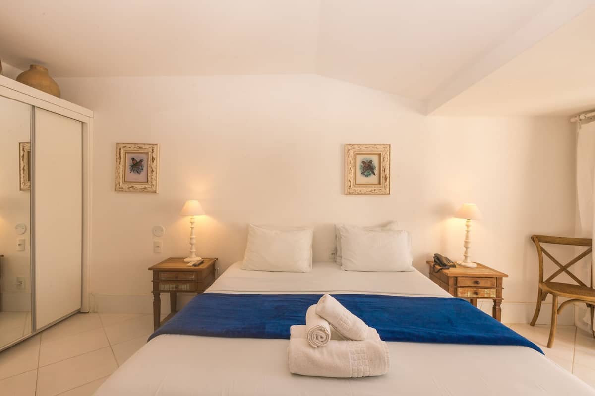 Minibar, in-room safe, bed sheets