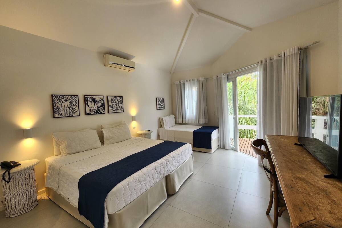 Minibar, in-room safe, bed sheets