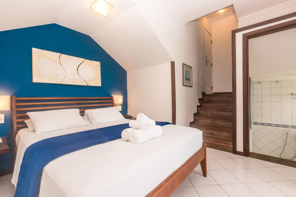 Minibar, in-room safe, bed sheets