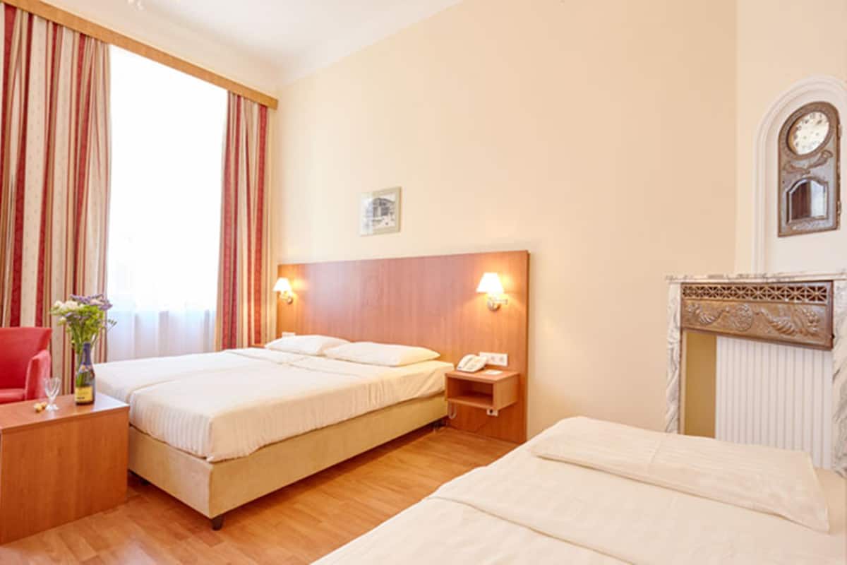 Basic Triple Room | Dilengkapkan perabot secara berasingan, meja, langsir/tirai gelap terus
