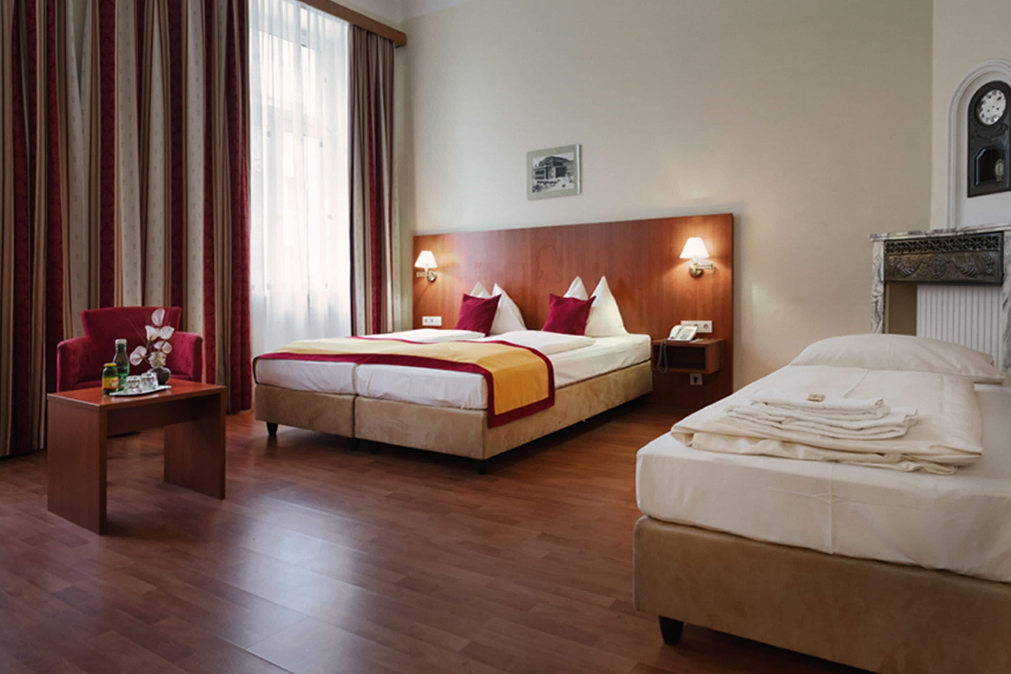 Tremannsrom – basic | Individuelt innredet, skrivebord og blendingsgardiner