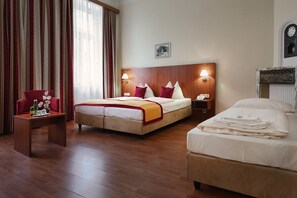 Basic Triple Room | Individually furnished, desk, blackout drapes, free WiFi - Hotel Mozart (Vienna)