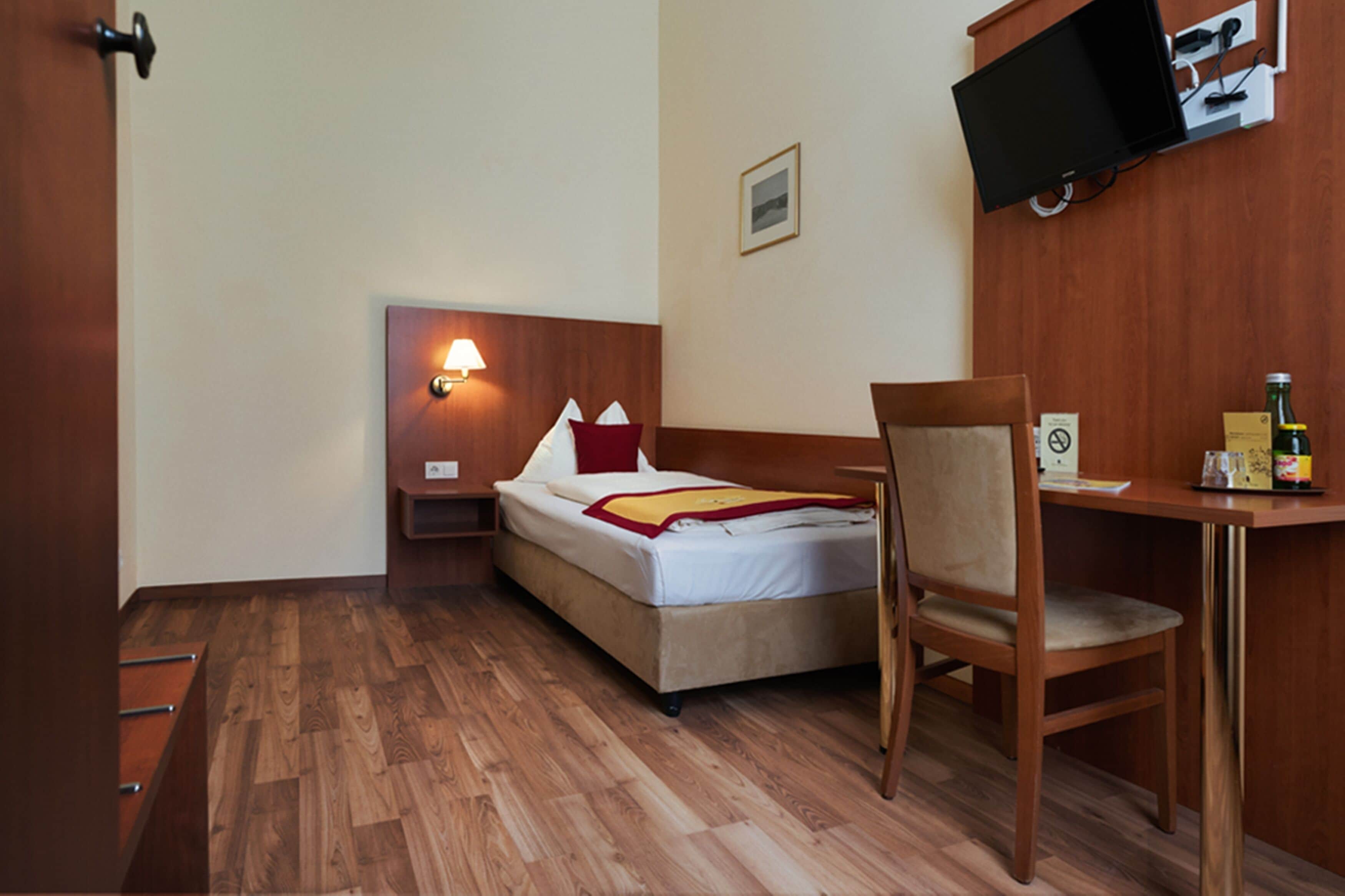 Enkeltrom – basic | Individuelt innredet, skrivebord og blendingsgardiner