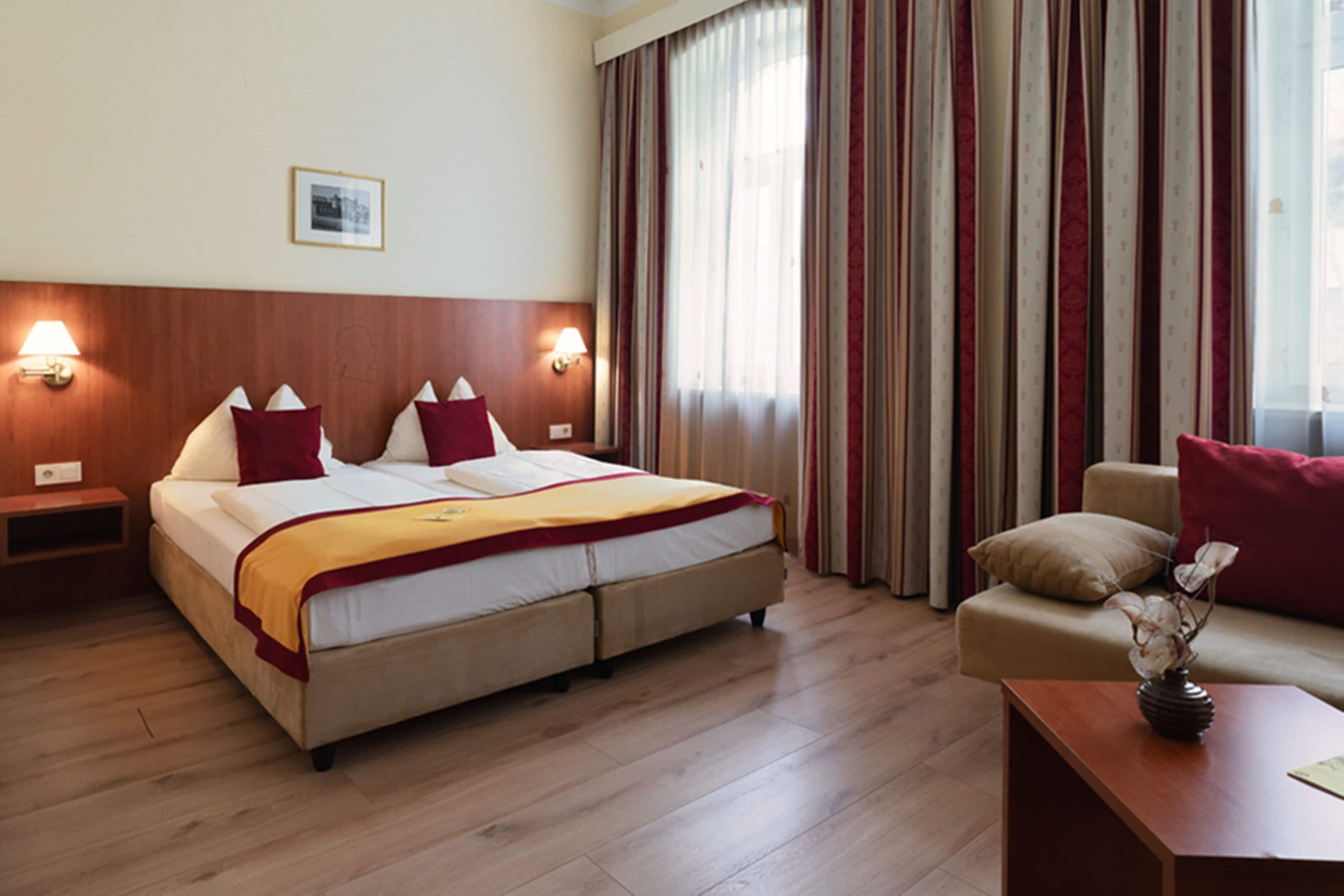 Enkeltrom – classic | Individuelt innredet, skrivebord og blendingsgardiner