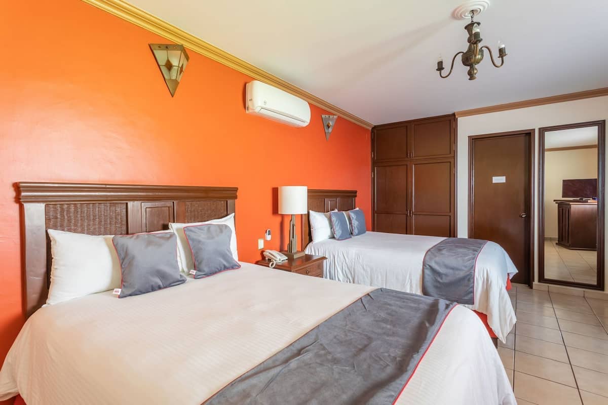 Escritorio, tabla de planchar con plancha y cunas gratuitas