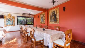 Se sirven desayunos, almuerzos y cenas; cocina mexicana