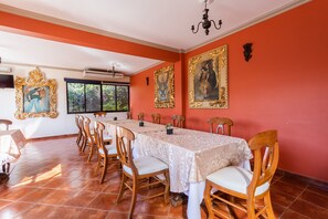 Se sirven desayunos, comidas, cenas y cocina mexicana 