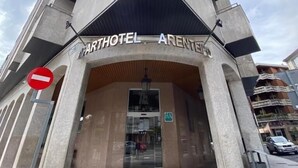 L'entrée du Parthotel Arenteiro se distingue par son architecture moderne, un drapeau bien visible et un panneau indiquant « Accès interdit ».