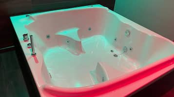 Douche, articles de toilette gratuits, sĂšche-cheveux, bidet