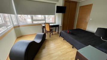 1 habitación, caja de seguridad en la habitación y escritorio