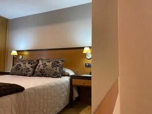 セーフティボックス (室内)、デスク、ノートパソコン用作業スペース、WiFi (無料)