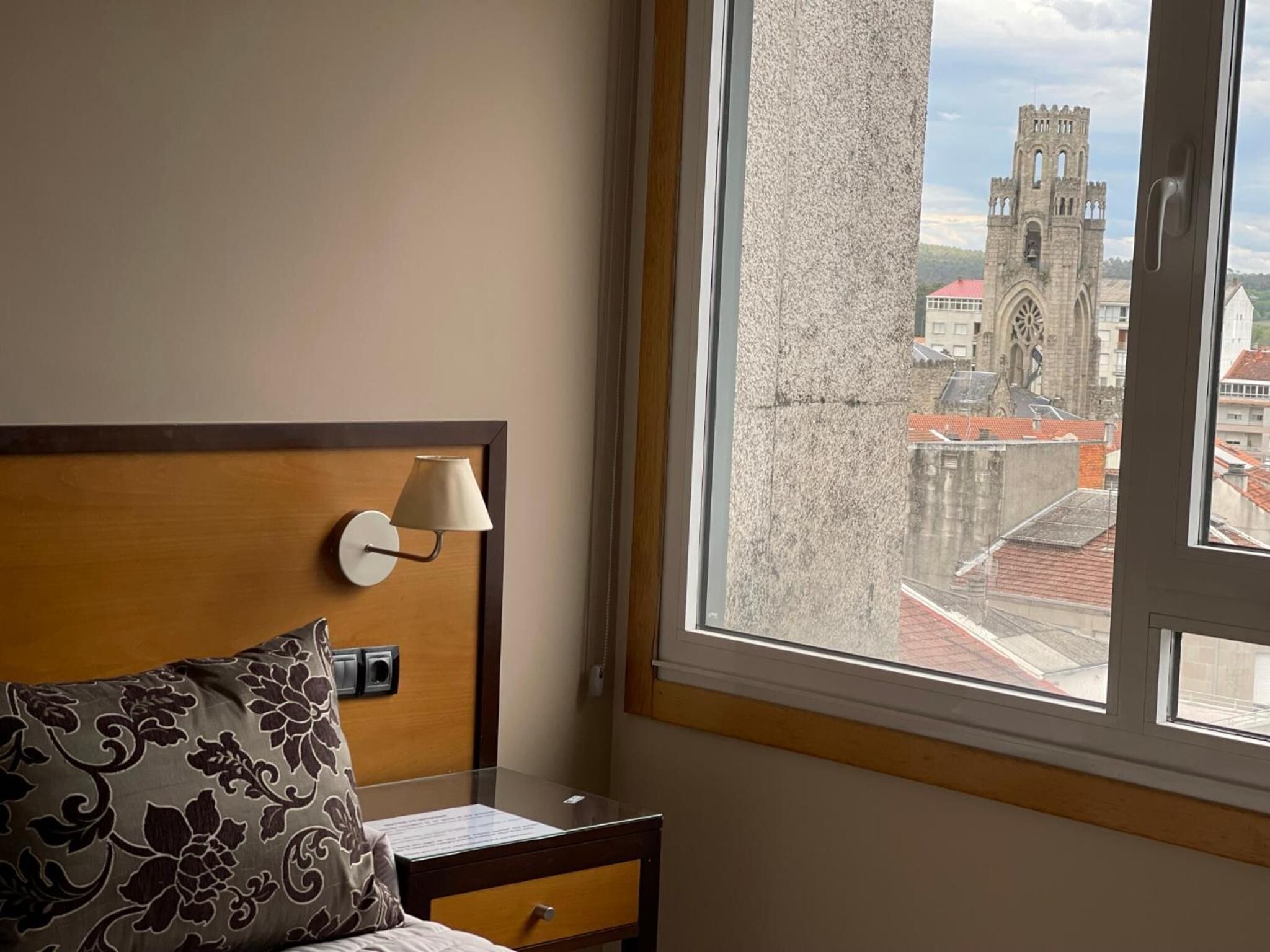 Een kluis op de kamer, een bureau, een laptopwerkplek, gratis wifi