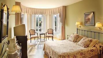 Escritorio y espacio para trabajar con un portátil