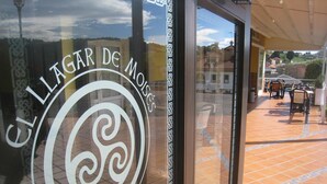 A glass door with a logo and the text "Clllugar De Moxes" on it. - El Carmen (Carreno)