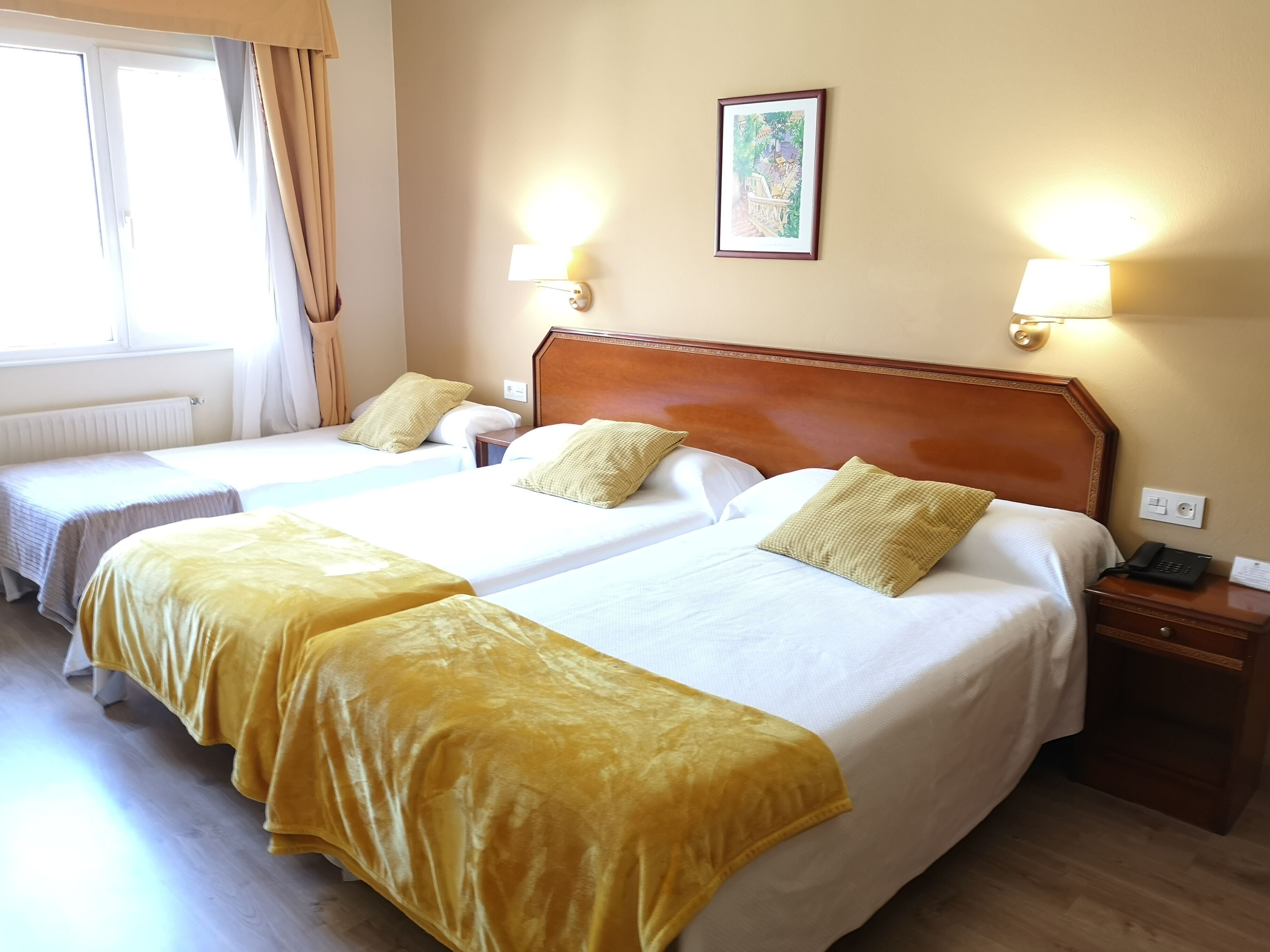 Escritorio y espacio para trabajar con un portátil