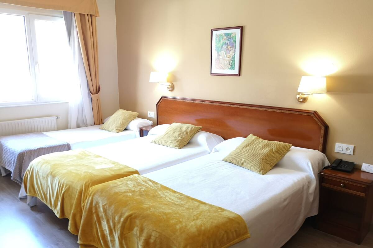 Escritorio y espacio para trabajar con laptop