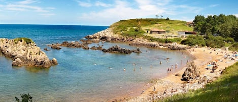 Una spiaggia nelle vicinanze