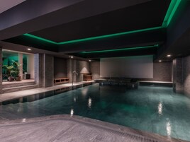 Una piscina cubierta