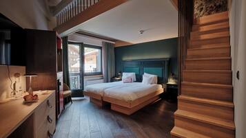 Mini Family Room | Hypo-allergenic bedding, minibar, in-room safe, desk