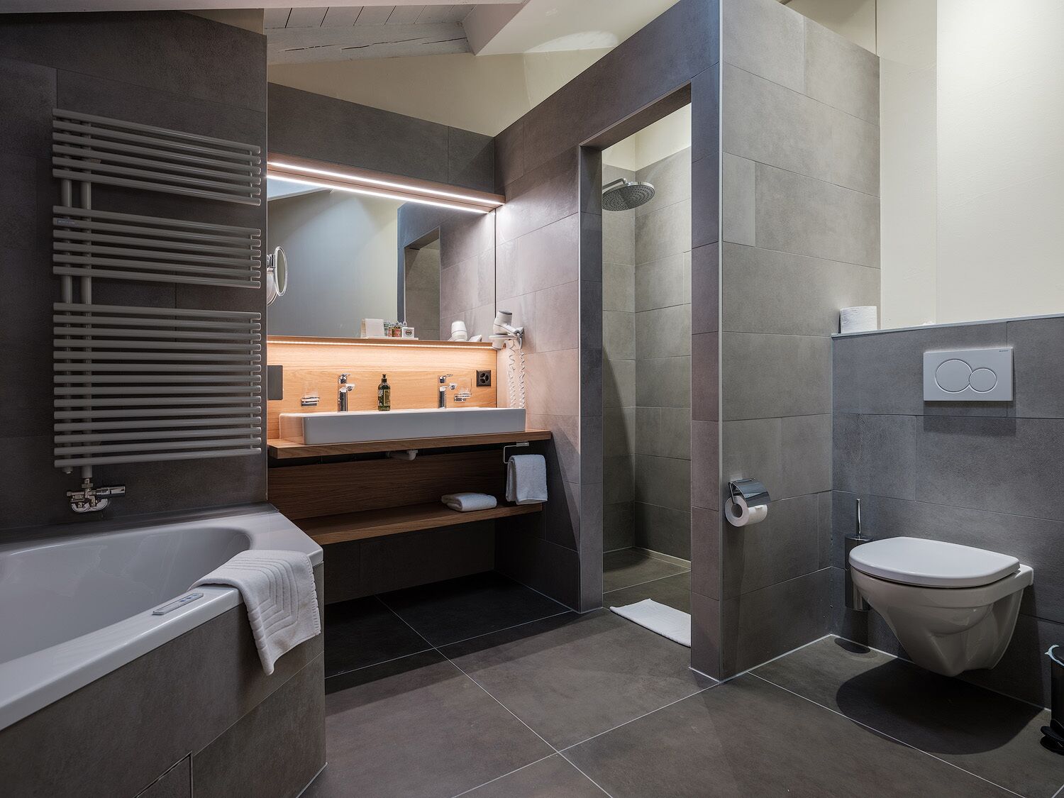 suite (matterhorn) | bathroom | combined shower/bathtub, free toiletries, hair dryer, bathrobes