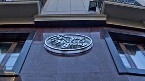 A hotel sign with a circular emblem and a staircase leading up to the entrance. - Park Star Hotel Taksim (Istanbul)