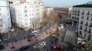 Un edificio de varios pisos con un patio central, rodeado de otros edificios.