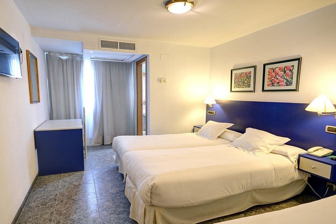 In-room safe, desk, bed sheets