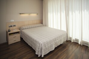 基础双人房 | 客房内保险箱、办公桌、免费 WiFi、床单