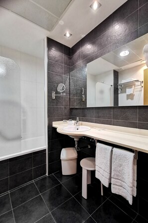 Articles de toilette (gratuits), séchoir à cheveux, serviettes fournies