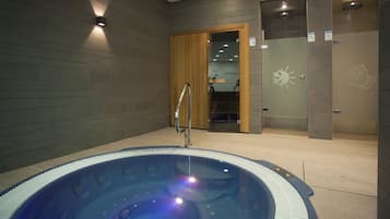 Sauna, poreallas, vartalohoitoja, kasvohoitoja, hierontapalveluita