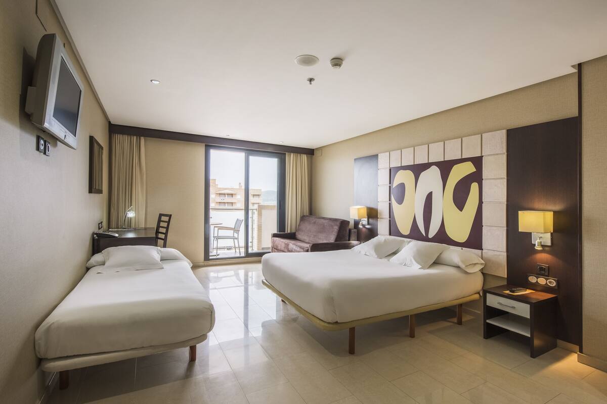 ตู้นิรภัยในห้องพัก, โต๊ะทำงาน, เตียงเสริม (ฟรี), Wi-Fi ฟรี
