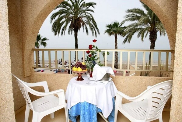 Chambre avec lits jumeaux, vue mer | Balcon