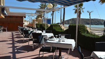 Petit déjeuner et déjeuner servis sur place, spécialités Cuisine locale