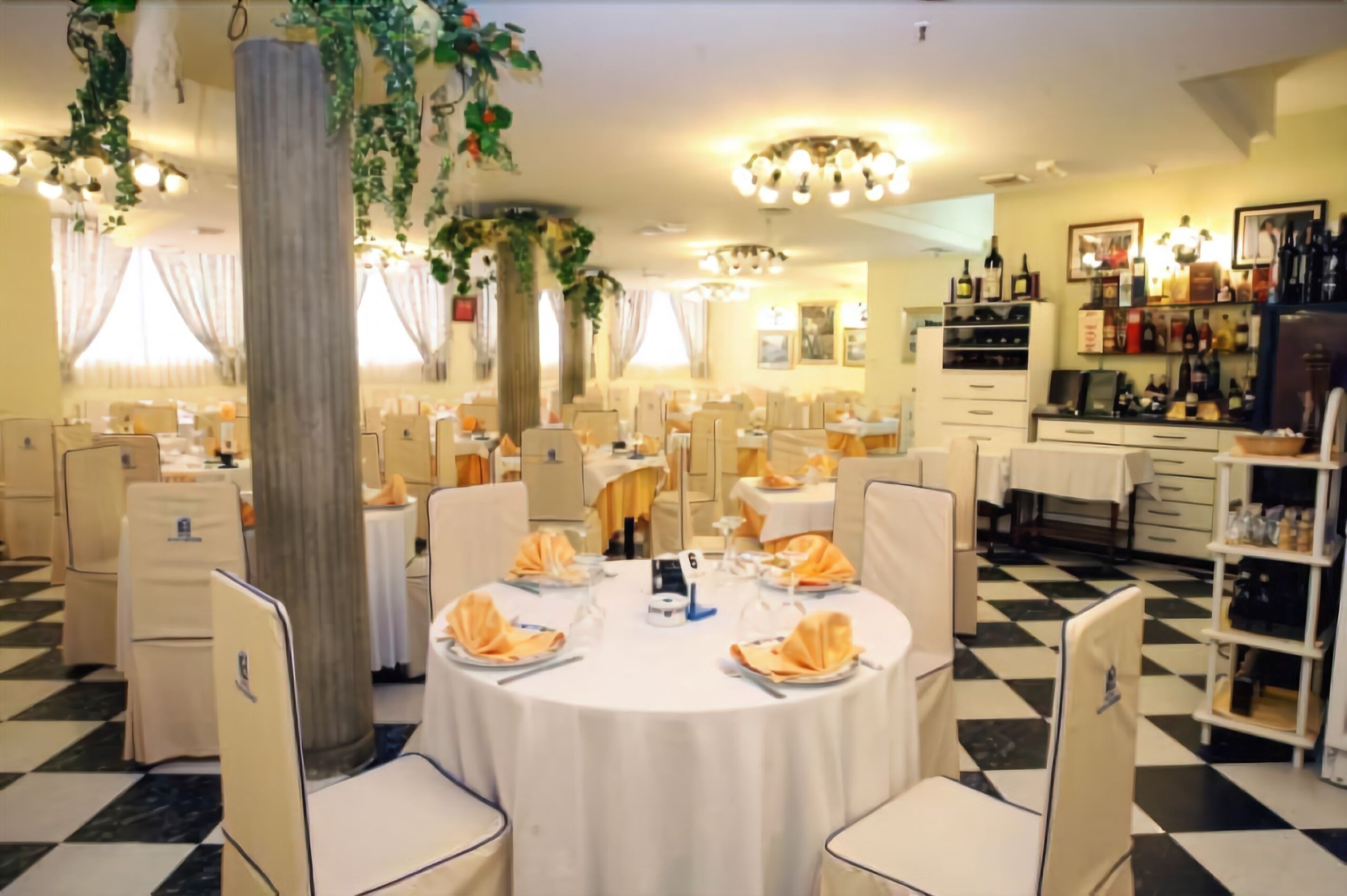 Petit déjeuner, déjeuner et dîner servis sur place