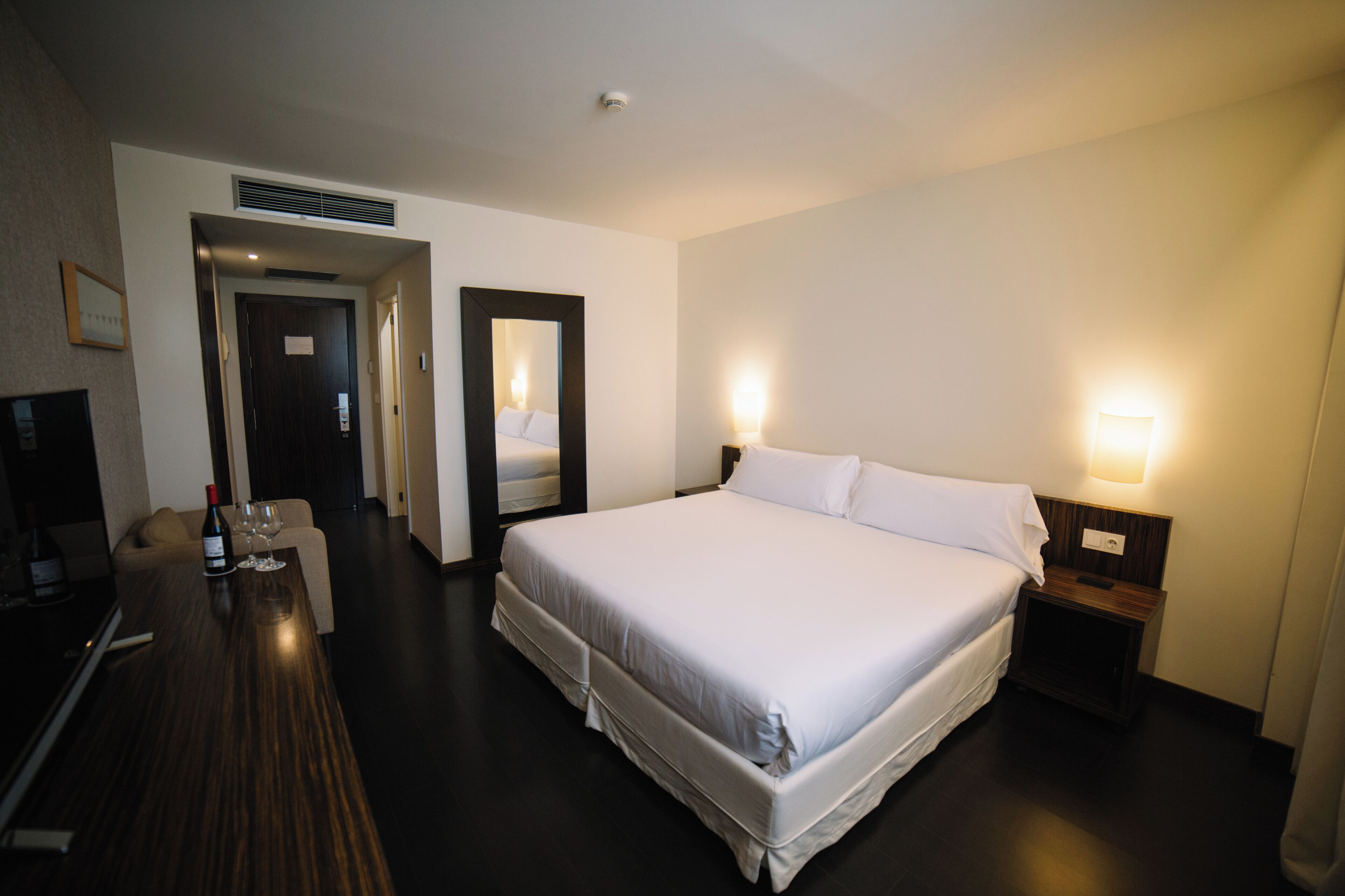 Dobbeltrom – standard | Skrivebord, skrivebord for bærbar PC, blendingsgardiner og lydisolert