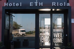 Mặt tiền nơi lưu trú