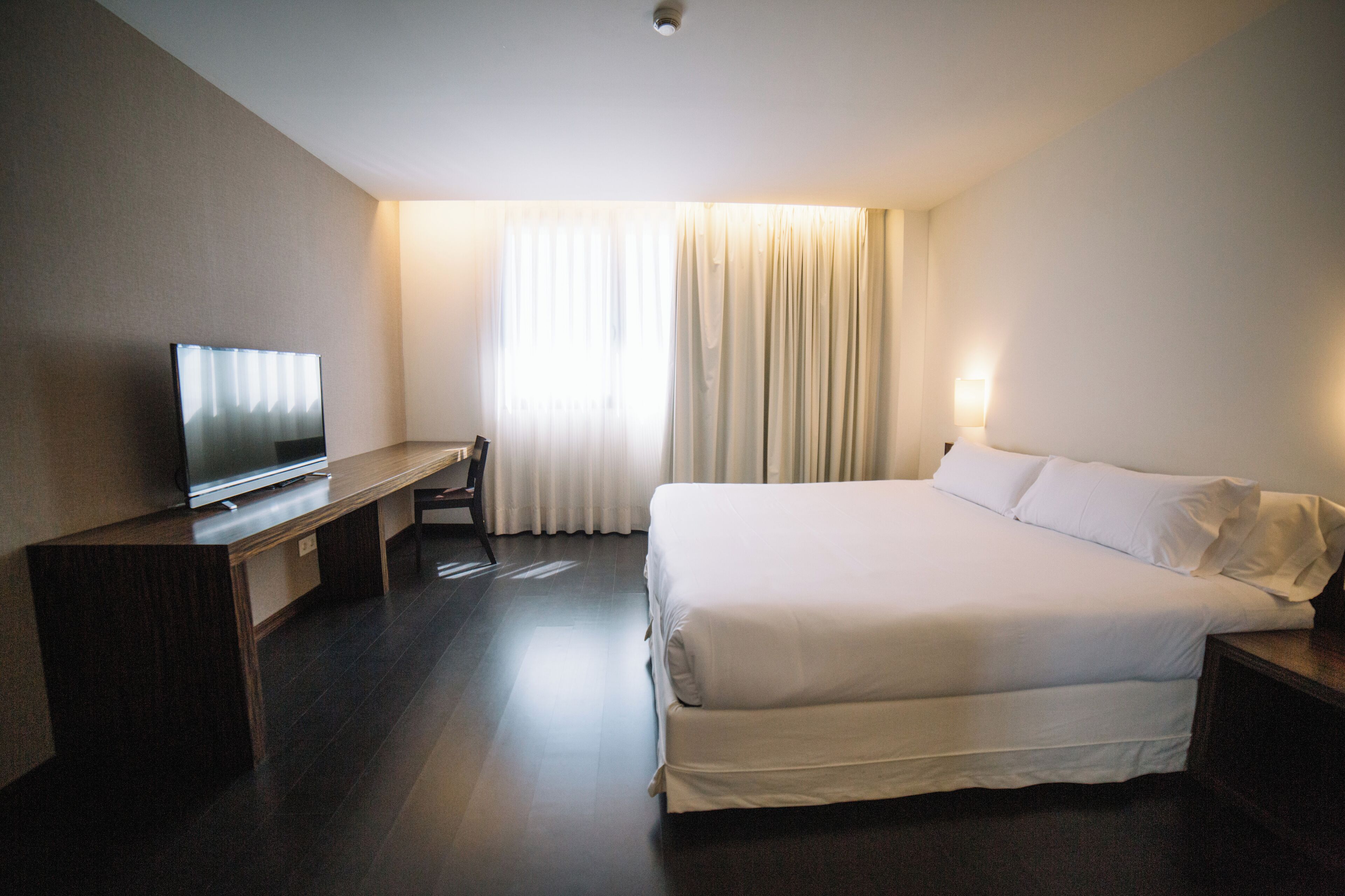 Suite – standard | Skrivebord, skrivebord for bærbar PC, blendingsgardiner og lydisolert