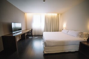 Phòng Suite Tiêu chuẩn | Bàn, khu vực làm việc phù hợp cho laptop, màn/rèm cản sáng 