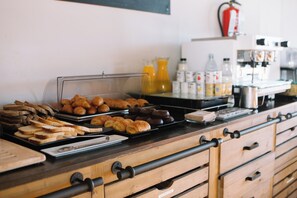 Se ofrece un desayuno bufé todos los días (por un coste adicional)