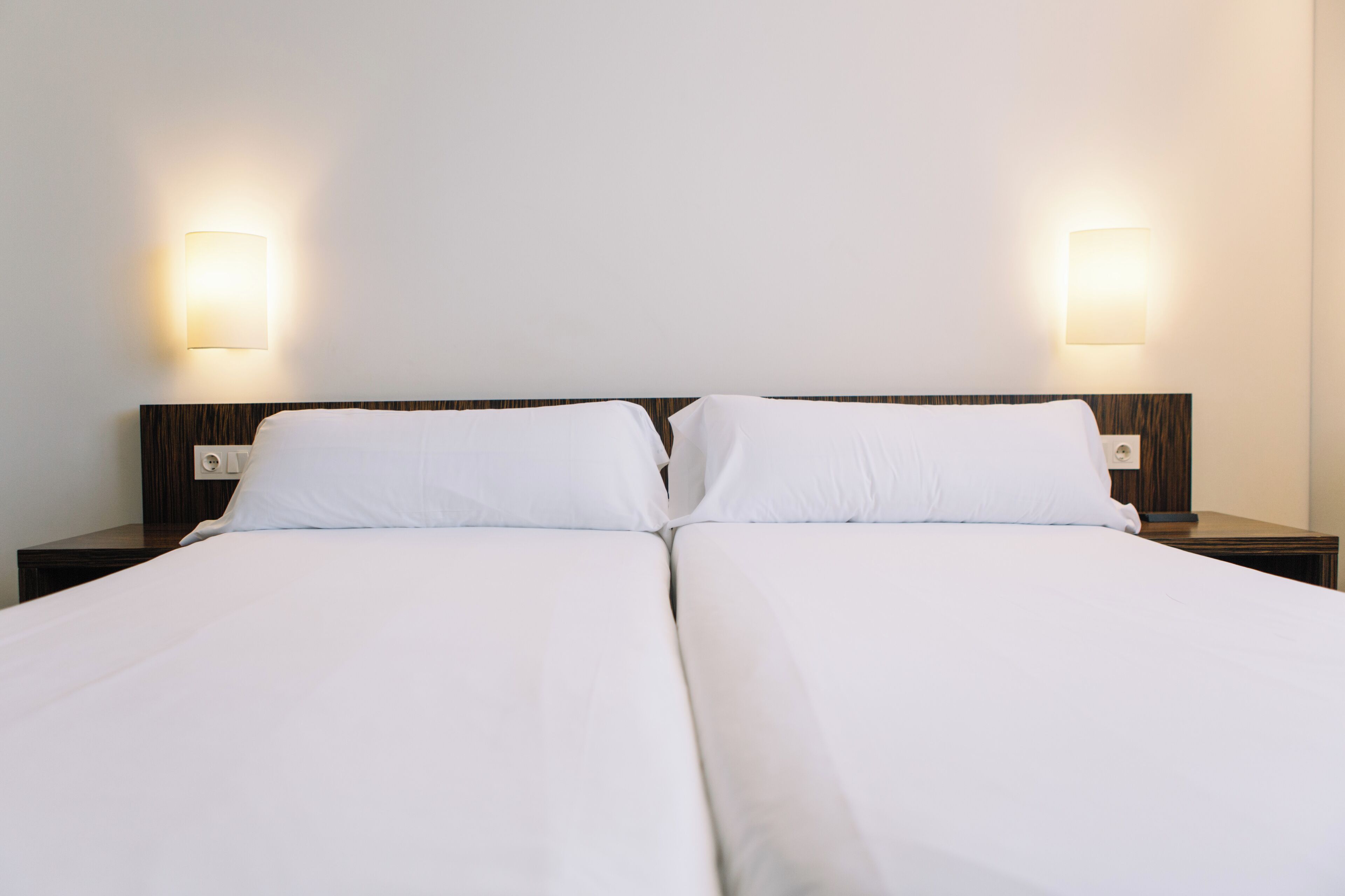 Dobbelt- eller tomannsrom – standard | Skrivebord, skrivebord for bærbar PC, blendingsgardiner og lydisolert