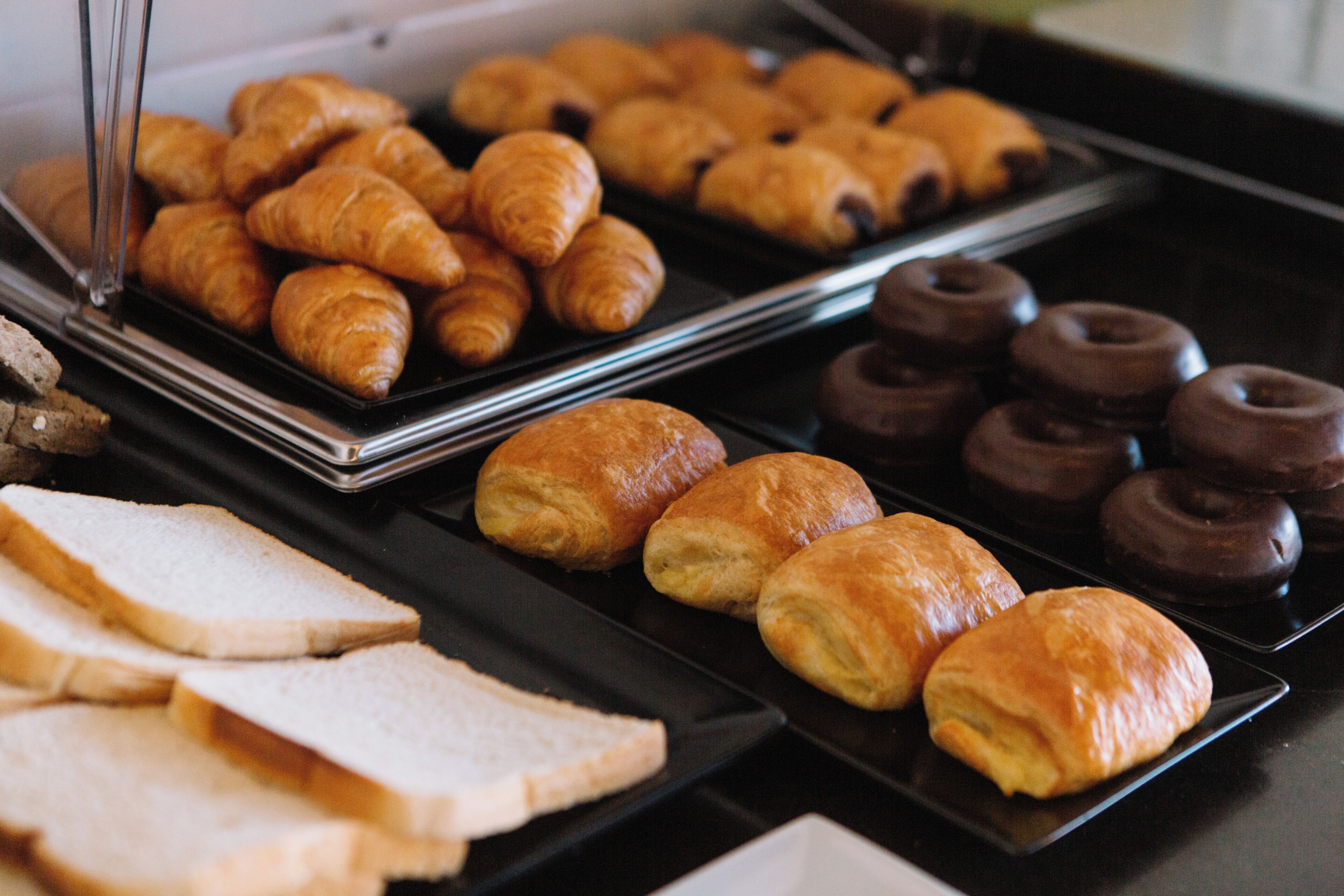 بوفيه فطور يوميًا بتكلفة قدرها (12.50 EUR للشخص)