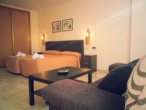 Caja fuerte, tabla de planchar con plancha, cunas gratuitas