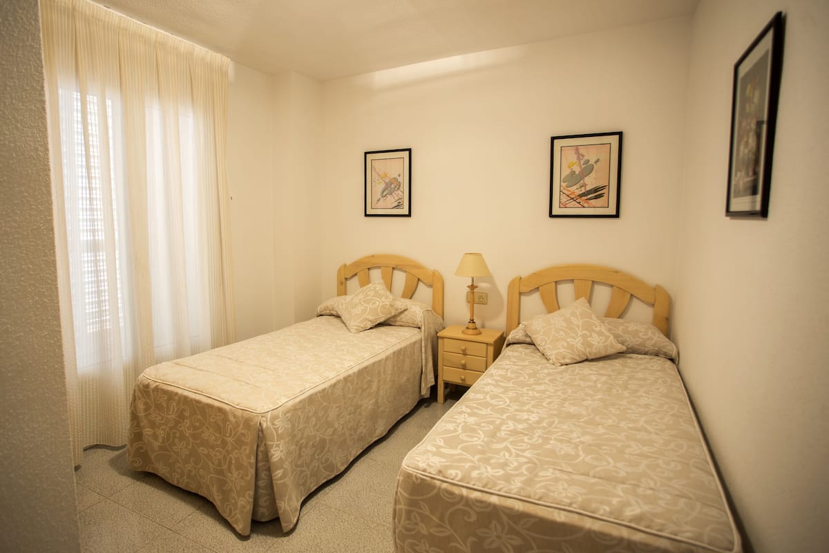 Brankas, setrika/meja setrika, dan tempat tidur bayi gratis