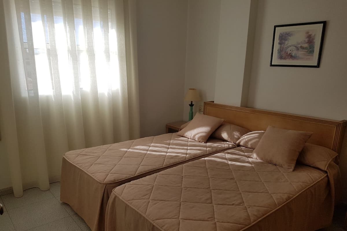 Brankas, setrika/meja setrika, dan tempat tidur bayi gratis