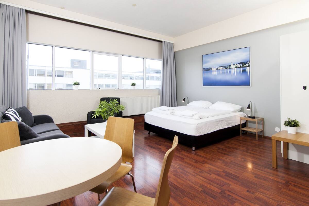 Estudio familiar | Ropa de cama de alta calidad, camas con pillow-top y cortinas blackout