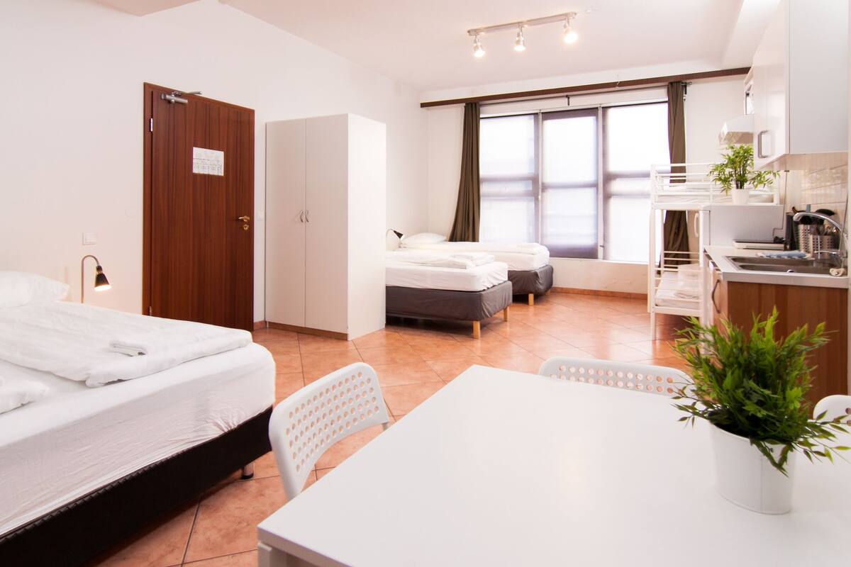 Estudio superior | Ropa de cama de alta calidad, camas con pillow-top y cortinas blackout