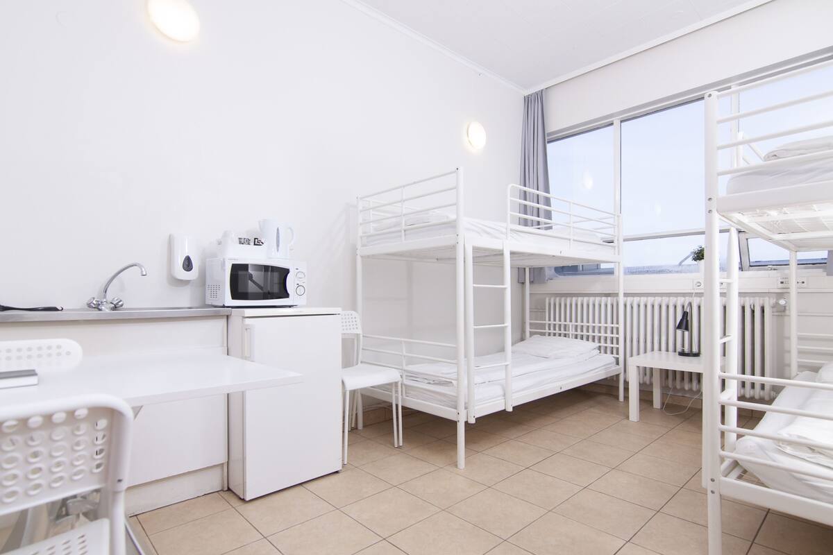 Habitación cuádruple estándar, baño compartido | Ropa de cama de alta calidad, camas con pillow-top y cortinas blackout