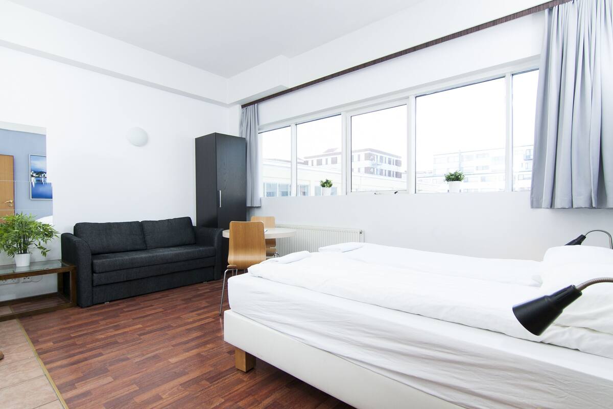 Estudio (Large) | Ropa de cama de alta calidad, camas con pillow-top y cortinas blackout