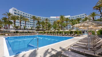 2 piscines extérieures, parasols de plage, chaises longues