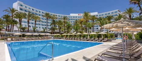2 piscines extérieures, parasols de plage, chaises longues